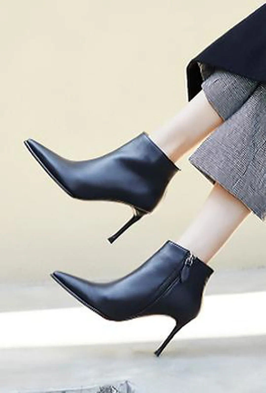 KAYSA - SLEEK ANKLE BOOTS